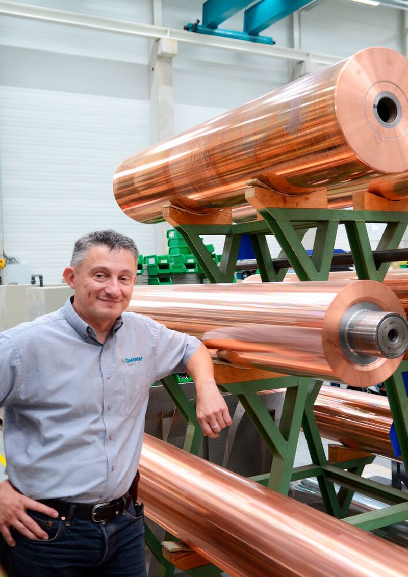Endkunden müssen ihre Walzen im Mü-Bereich präzise aufbereiten und bearbeiten können. Dafür sorgen Daetwyler Graphics mit Partner Keba. Im Bild: Hansjoerg Michel, Head of Technology bei Daetwyler Graphics: „Mit Keba haben wir einen Partner und Profi auf Augenhöhe.“