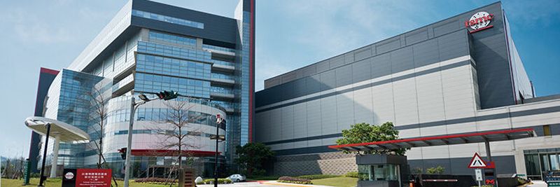 TSMC-Fab 12B im taiwanesischen Hsinchu. Der weltgrößte Auftragsfertiger von Chips hat sich mit Intel auf einer Fertigung neuer Halbleiterprodukte in TSMCs 3-nm-Verfahren verständigt. Um diesen Bedarf zu erfüllen, soll eigens eine neue Produktionsstätte errichtet werden.