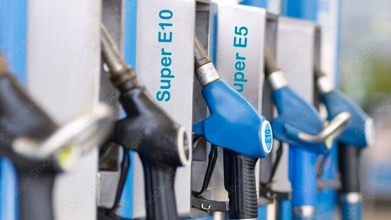 Qual der Wahl: Tendenziell immer weniger Autofahrer greifen zu E10. Dabei vertragen vielfach sogar Oldtimer den Schnapssprit.