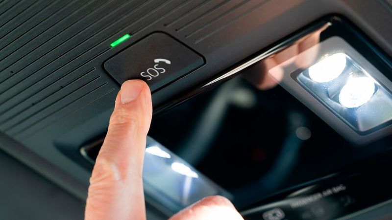 Beim Betätigen der Pannenruf-Taste werden VIN, Schadenzonen und -stärken automatisch an das markenspezifische Callcenter übertragen.
