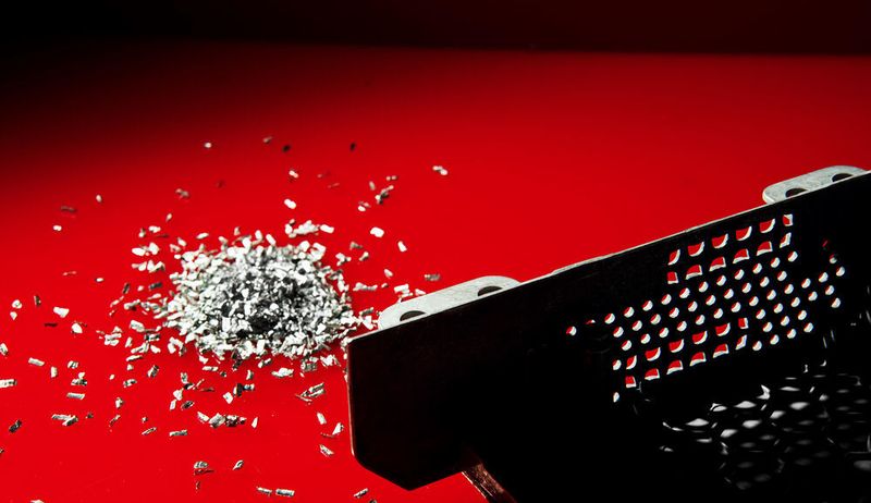 Beim Thixomolding-Verfahren wird - ähnlich wie beim Spritzguss von Polymerwerkstoffen - Magnesiumgranulat beim Transport in einer Schnecke aufgeheizt. Anschließend wird die Metallschmelze unter hohem Druck in die Kavität des Gießwerkzeuges eingespritzt.