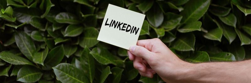 Auf der LinkedIn-Plattform können Gruppen gezielt mit optimierten Anzeigen angesprochen werden und aufgrund des gewaltigen Umfeldes und der unglaublichen Reichweite lohnt es, sich auf LinkedIn Gehör zu verschaffen.