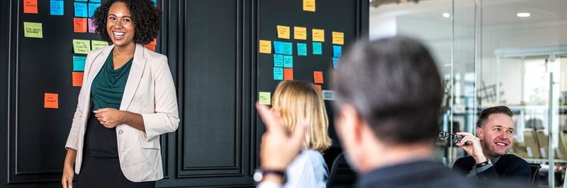 Persönliche Entwicklung und Weiterbildung sind zwei Aspekte, dank derer Citizen Development die Mitarbeiterzufriedenheit erhöhen kann.