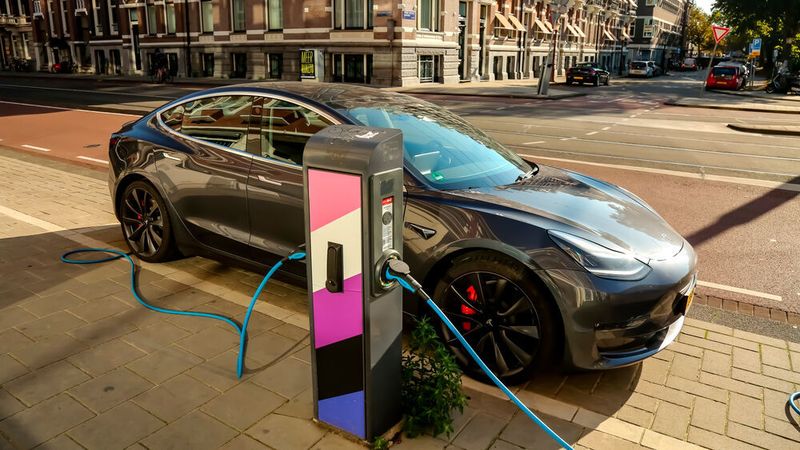 Über Tesla Mate konnte sich ein Hacker Zugriff auf die Fahrzeuge verschaffen. Die Software erstellt Nutzungsstatistiken etwa zu Fahrten oder Ladevorgängen und ermittelt dafür den Standort des Fahrzeugs.
