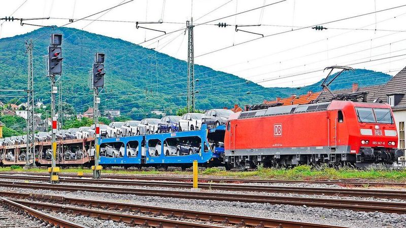 Ein Bild aus vergangenen Tagen: Inzwischen sind viele Höfe der Autohändler leergefegt, weil einige Hersteller und Importeure Neufahrzeuge nicht in dem Umfang liefern, wie bestellt.