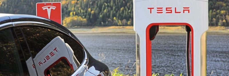 Angezapft: Eine Schwachstelle in einer Datenlogger-App für Tesla-Fahrzeuge, die unter anderem zur Überachung der Batterlielebensdauer dienen sollte, erlaubte einem 19-jährigen Security-Forscher Zugriff auf weitreichende Funktionen des Tesla-Systems wie Türöffner, schlüsselloses Fahren oder dem Tesla Sentry Mode (Wächtermodus).