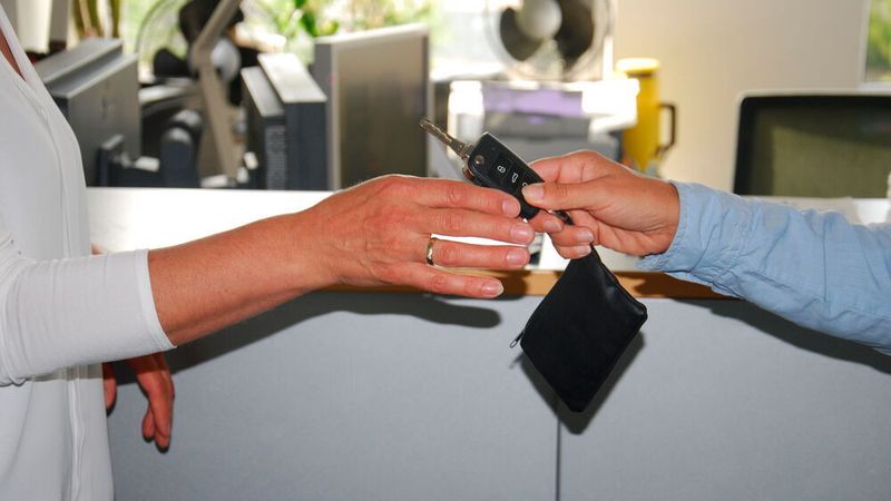 Mit der Schlüsselübergabe und der Erlaubnis zur Probefahrt ist aus Sicht des Bundesgerichtshofs auch ein Besitzverzicht verbunden. Kommt das Auto nicht zurück, hat das Autohaus ein Problem.