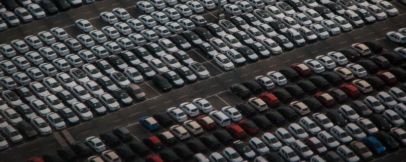 Auf Halde: Weil Halbleiter fehlen, können viele Hersteller ihre Autos nicht fertigbauen. Diese Fast-Fertig-Fahrzeuge füllen mittlerweile riesige Areale.