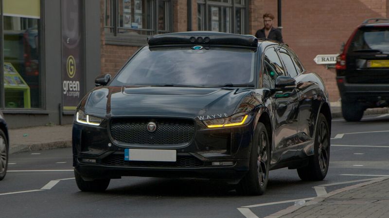 Wayve setzt beim autonomen Fahren auf vergleichsweise wenig sichtbare Hardware.