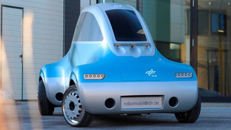 Das stromlinienförmige Design des Robomobils traf bei Autoliebhabern zunächst auf gemischte Reaktionen. Bei seinem ersten internationalen Auftritt auf der ILA 2012 avancierte der Zweisitzer jedoch schnell zum Publikumsliebling.