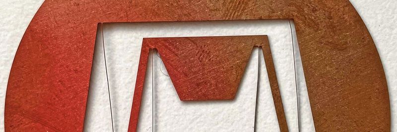 Detailaufnahme eines großflächigen Sensors mit filigranen, nur 30 µm breiten Stegen, der aus einem Kupferblech geschnitten wurde.