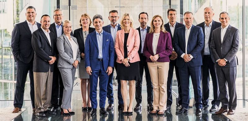 Das neue Führungsteam der Danfoss Power Solutions (v.l.n.r.) Andrew Smulski, Ryan Williams, Jeff Herrin, Ann-Charlotte Budin, Astrid Mozes, Domenico Traverso, Thomas Beeker, Christina Fuchs, Eric Alström, Camie Melton Hanily, Alessandro Carmona, Daniel Winter, Henrik Jørgensen, und Jonathan Holloway. Nicht abgebildet: Mike Hill.