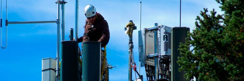 Arbeiten an einem Mobilfunkmasten: Die Bundesnetzagentur überlegt, auf die nächste anstehende Phase zur Vergabe von freiwerdenden Mobilfunk-Frequenzen zu verzichten. Ein sich anbahnender Bieterstreit speziell im Low-Band-Bereich würde weiter Investitionen in den notwendigen Netzausbau ausbremsen, fürchte die Behörde.