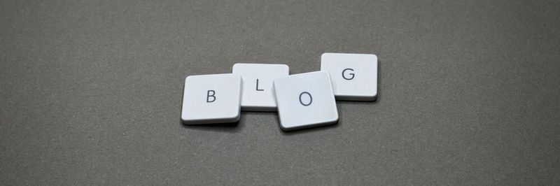 Ein Corporate Blog schafft Vertrauen, indem das Unternehmen Einblicke in seine Dienstleistungen, Produktionsprozesse oder Methoden der Zusammenarbeit vorstellt.