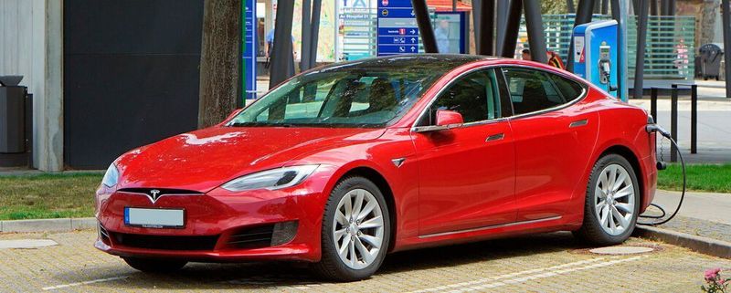 David Colombo fand heraus, dass es ihm möglich war, Zugriff auf weite Teile des Fahrzeugsystems von wenigstens 25 Tesla-Fahrzeugen zu erhalten. Die Ursache in der Sicherheitslücke liegt in einer Anwendung eines Drittanbieters.