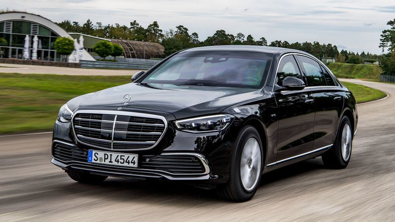 Der S 680 Guard schafft es von 0 auf 100 km/h in 8,3 Sekunden und Sprengstoff soll ihm am oder unter dem Auto nichts anhaben.