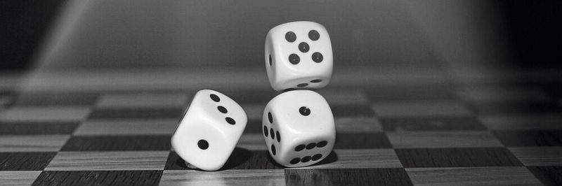 Eine neue Studie zeigt, dass Mutationen nicht so zufällig im Erbgut verteilt sind, wie gedacht – spielt die Evolution mit gezinkten Würfeln? (Symbolbild)