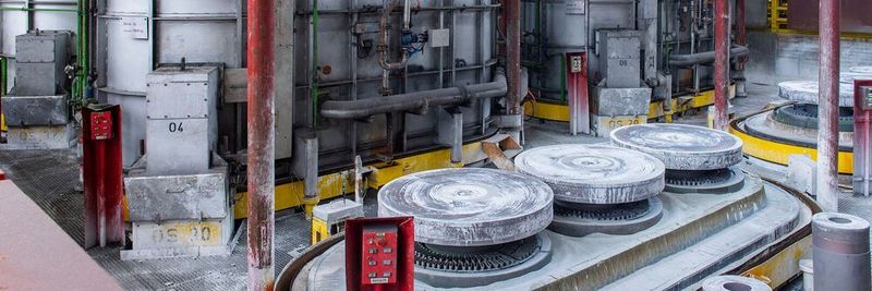 In den sogenannten Haubenglühen entwickelt das aufgerollte Elektroband von Thyssenkrupp Electrical Steel bei bis zu 1200° und über fünf Tage lang seine hochqualitativen Eigenschaften, um später in Transformatoren verlustarm Energie zu transportieren. Auch das CO2-reduzierte Elektroband Bluemint Powercore wird hier zum Top Grade.