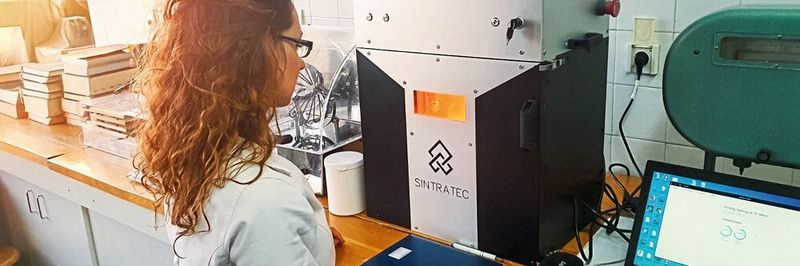 SLS-Drucker gibt es einige am Markt. Wir bieten Ihnen einen Überblick. Für Einsteiger eignet sich womöglich der SLS-Bausatz Sintratec.