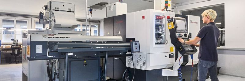 Lehrreich: Ein Jahr lang erlernten Peter Tschida, seine Söhne Florian (im Bild) und Maximilian, wie sich mit dem 7-Achsen-Bearbeitungszentrum Bumotec s191 medizinische Instrumente µm-genau herstellen lassen.