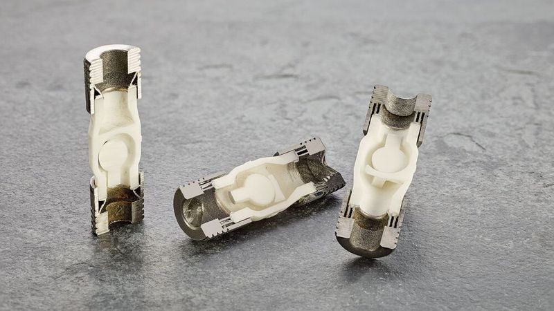 Das eigentliche Ventil besteht aus Aluminiumoxid-Keramik und wird im Stereolithografie-Verfahren additiv hergestellt. Die Anschlüsse sind aus Edelstahl und werden im SLM-Verfahren 3D-gedruckt. Das Fügen erfolgt mittels Aktivlöten.