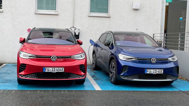 VW vertreibt bislang die Modelle ID 3 und ID 4 (hier im Bild) im Agentursystem an Einzelkunden.