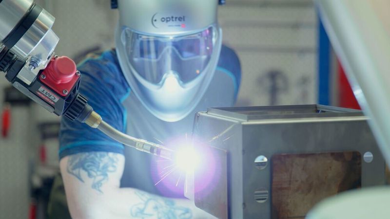 Eine Serienfertigung im Bereich Schweißen zu automatisieren ist kein einfaches Unterfangen. B&S ist das jetzt mit einer automatisierten Lichtbogenschweißzelle von Trumpf mit einem Cobot von Universal Robots und einer Schweißquelle von Fronius gelungen.