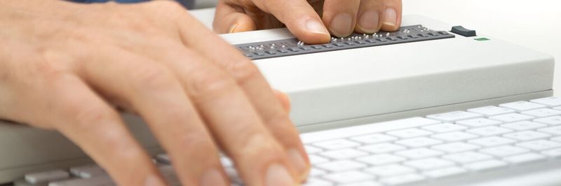 Tastaturen für blinde Menschen erleichtern wenigstens das Tippen. Doch das barrierefreie digitale Angebot der öffentlichen Verwaltung lässt noch zu wünschen übrig.