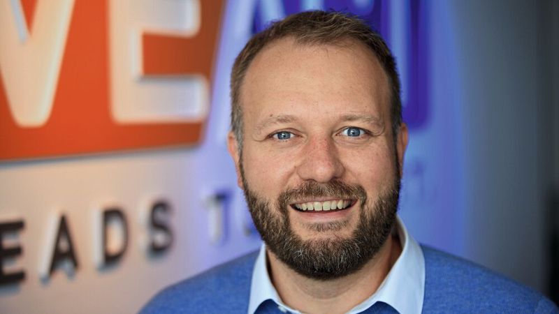 Der Münchner Marketing- und Datendienstleister Veact (im Bild: Gründer und Geschäftsführer Philipp Posselt) hat ein neues zentralisiertes System für das Kundendatenmanagement von Kfz-Betrieben aufgebaut. Auf dieser Basis können die Unternehmen eigene Anwendungen entwickeln.
