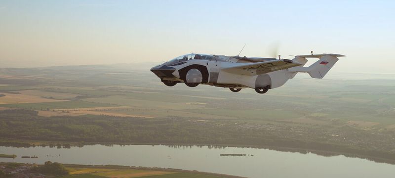 Der Traum des Unternehmens Klein Vision ist wahr geworden. Mit dem Aircar steht ein flugfähiges Automobil parat, das jetzt die formelle Genehmigung erhalten hat, wie ein Flugzeug zu fliegen.
