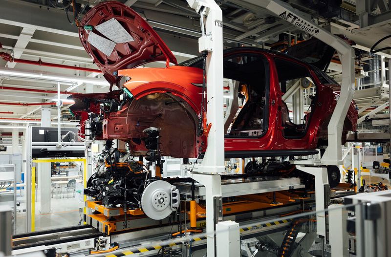 Volkswagen hat am Standort Zwickau mit der Produktion des ID 5 begonnen.