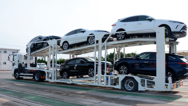 Ein Transporter mit Harrier-Modellen verlässt die Fertigung in Takaoka.
