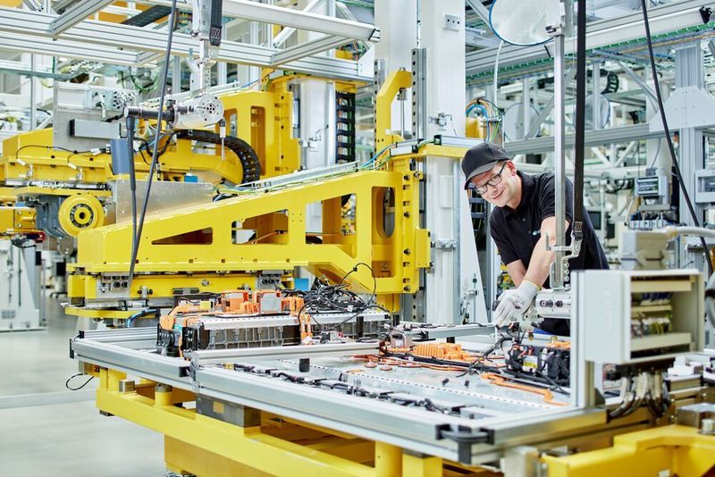 Auch in Produktionshallen wollen Beschäftigte trotz Schichtarbeit häufig mehr Flexibilität.