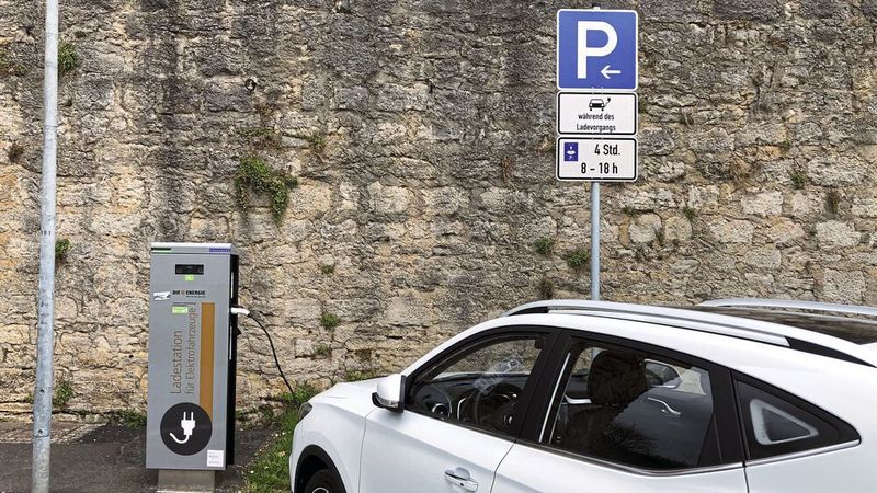 Die Beschilderung an Ladesäulen und die Regeln zum Parken sind in Deutschland nicht einheitlich.