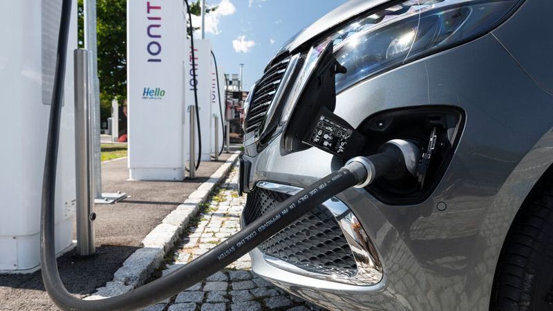Auch mit 15 Millionen batterieelektrischen Autos würde der Pkw-Verkehr im Jahr 2030 noch über 64 Millionen Tonnen CO2 verursachen.