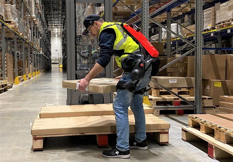 Hautnahe Power-Unterstützung! Hermes Fulfilment setzt nämlich im Logistikzentrum Ansbach die ersten Exoskelette ein.