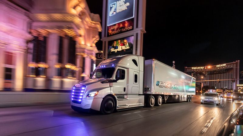 In den USA will Daimler für seine Elektro-Lkw ein eigenes Ladenetz aufbauen.