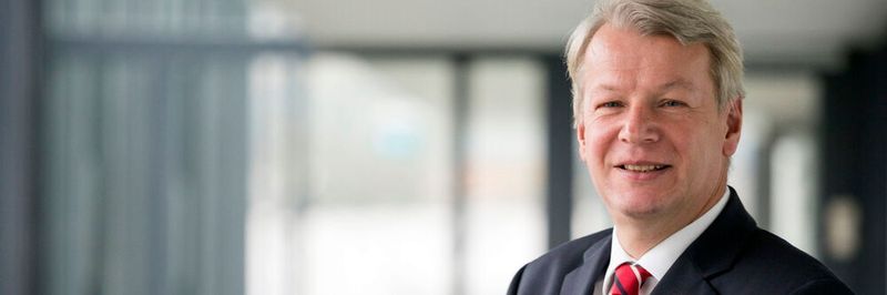 „Es ist an der Zeit, die Forderungen der DSGVO nicht nur trivial zu implementieren, sondern einen bestmöglichen Kompromiss aus erforderlicher Datennutzung, gewünschtem Datenschutz und Haftungsrisiken zu erreichen.“ meint Prof. Peter Liggesmeyer, Leiter des Fraunhofer IESE.
