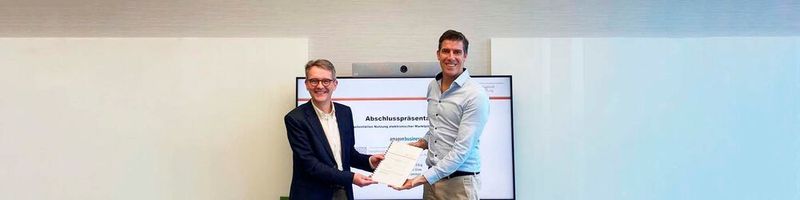 Prof. Dr. Michael Eßig, Professor für Allgemeine Betriebswirtschaftslehre, Universität der Bundeswehr München (l.) und Florian Boehme, Country Manager Amazon Business DACH mit der Studie