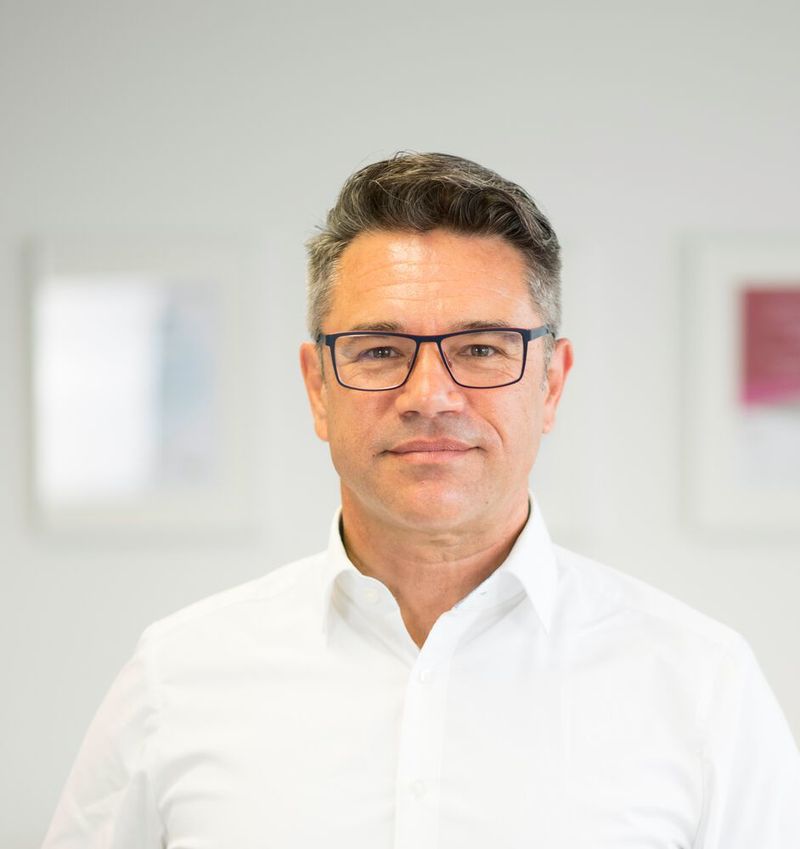 Joachim Schuhbauer: „Die letzten Monate lehren uns, die Abhängigkeiten von einem zu kleinen Kreis von Lieferanten abzubauen und ein zuverlässiges Netzwerk für Customizing und Produktion in Europa aufzubauen.“