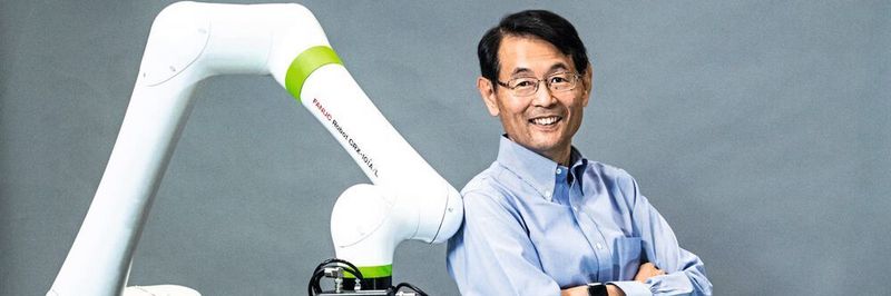 Shinichi Tanzawa, président et CEO de Fanuc Europe avec le nouveau cobot CRX.