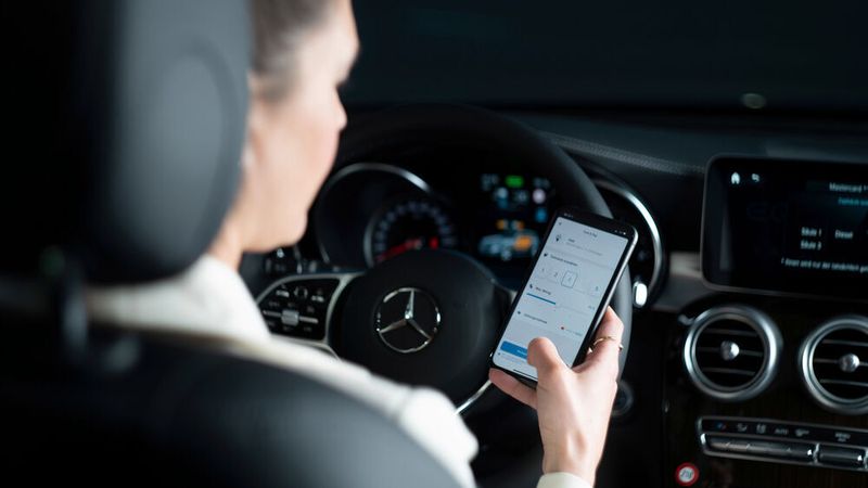 Mit dem Mercedes Me Dienst „Fuel & Pay“ können Nutzer an der Zapfsäule digital bezahlen.