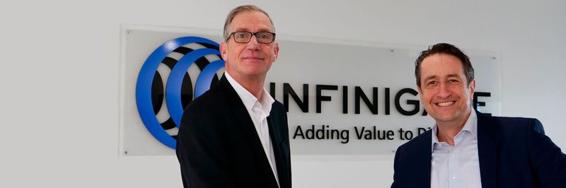 Jürgen Venhorst (l.), Sales Director DACH bei Datto, und Robert Scicolone, Geschäftsführer bei Infinigate, bekräftigen die Partnerschaft per Handschlag.