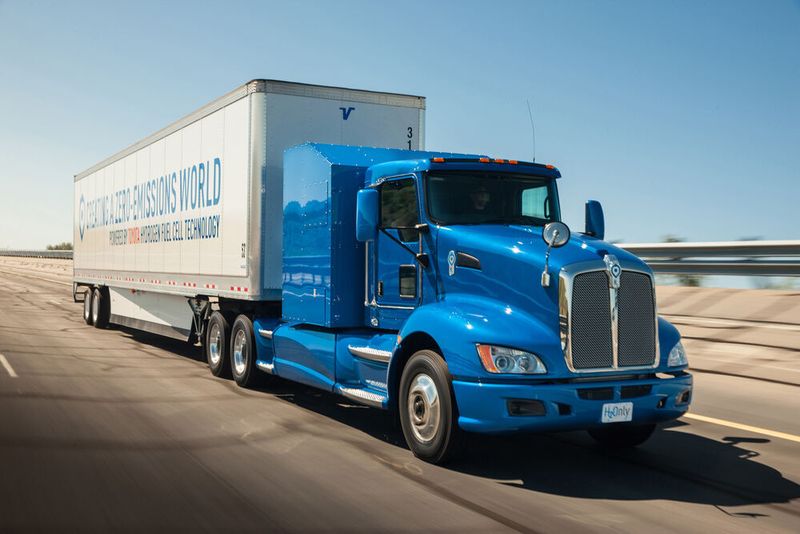 Wasserstoff als Energiespeicher kann Nutzfahrzeugen hohe elektrische Reichweiten ermöglichen. Im Bild: Ein Brennstoffzellen-Lkw von Toyota und Kenworth.