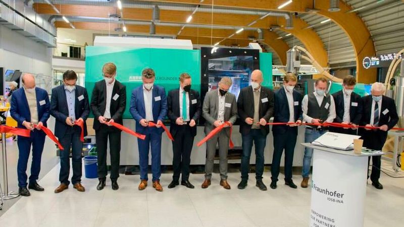 Die Partner der Kooperative eröffnen die Produktion. Von links: Ernst Stöckl-Pukall (Bundesministerium für Wirtschaft und Klimaschutz), Jürgen Jasperneite (Fraunhofer IOSB-INA), Frank Possel-Dölken (Plattform Industie 4.0), Frank Debusmann (Rea Jet), Michael Sperling (Arburg GmbH + Co. KG), Bernd Besserer (Kuka Deutschland GmbH), Karl-Heinz Mäder (Fpt Robotik GmbH), Tobias Herken (Ianus Simulation GmbH), Karsten Anger (Hadi-Plast GmbH), Marco Siekmann (Digicolor GmbH), Ernst August Siekmann (Digicolor GmbH).