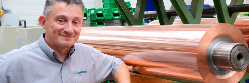 Endkunden müssen ihre Walzen im Mü-Bereich präzise aufbereiten und bearbeiten können. Dafür sorgen Daetwyler Graphics mit Partner Keba. Im Bild: Hansjoerg Michel, Head of Technology bei Daetwyler Graphics.