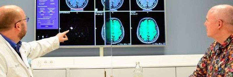 Frank Borchard (r.) gehört zu den weltweit ersten Multiple-Sklerose-Patienten, die im Rahmen einer Studie von der computergestützten Auswertung standardisierter MRT-Bildgebung profitieren. Der auf MS spezialisierte Neuroradiologe Dr. Hagen Kitzler erläutert dem 60-Jährigen die Veränderungen, die bei den jährlichen Kontrollen erkannt werden.