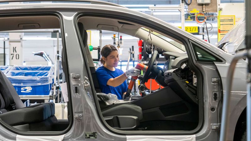 Bei Volkswagen fehlen nach wie vor Halbleiter. Die Produktion ist daher nicht ausgelastet, obwohl die Auftragsbücher voll sind.