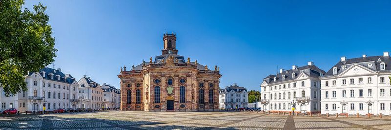Ammar Alkassar, CIO des Saarlandes: „Das Schlüsselwort bei der OZG-Umsetzung heißt Zusammenarbeit; und dies länder- und ebenenübergreifend.“ – Im Bild zu sehen ist die Ludwigskirche in Saarbrücken