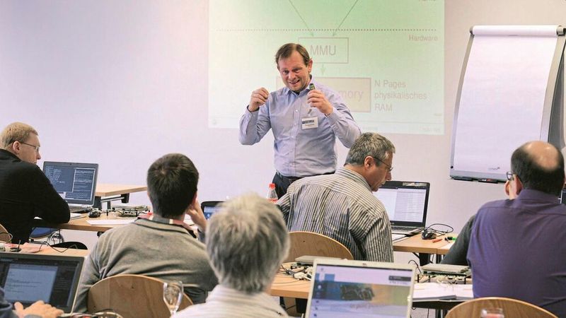 Linux-Trainer und Best-Speaker-Preisträger: Wer Andreas Klinger noch nicht gehört hat, der hat auch noch nicht alles über Linux gehört. Mit didaktischem Geschick, großer Leidenschaft und unverwechselbarem Akzent „brennt“ der Ur-Bayer die Basics und Feinheiten von Linux in die Köpfe der Entwickler.